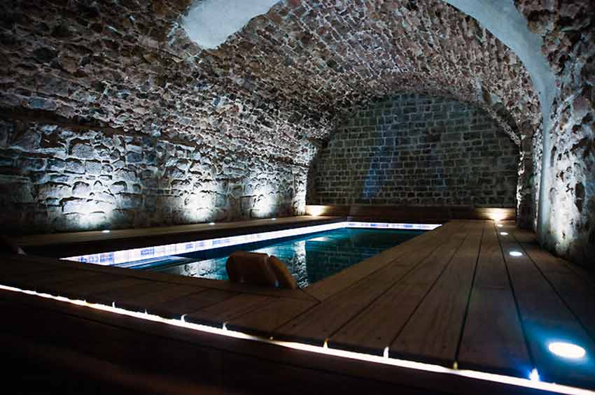 piscine intérieure avec jacuzzi chambre d'hotes provence