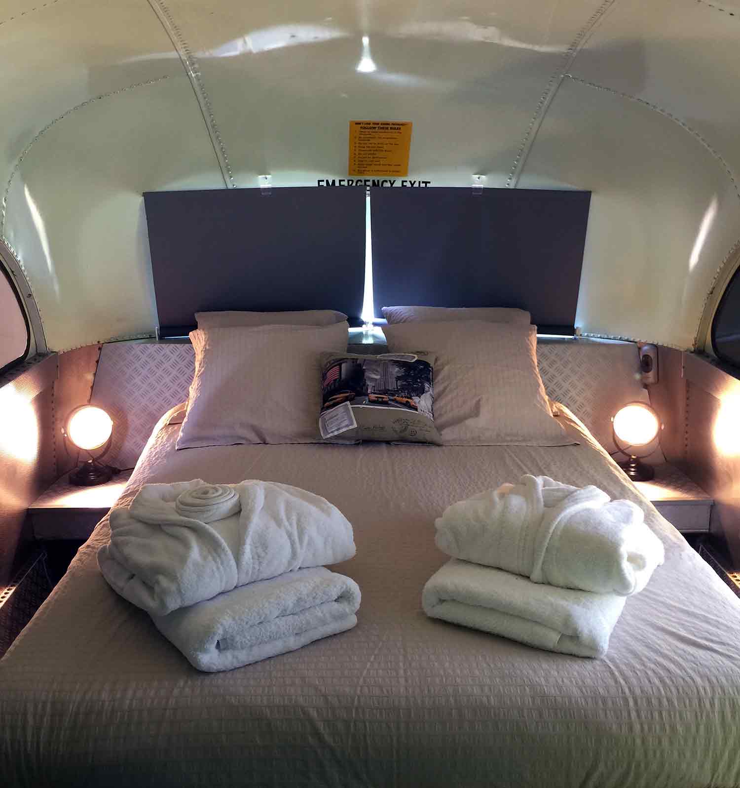 Chambre bus hébergement insolite originale jacuzzi schoolbus crown