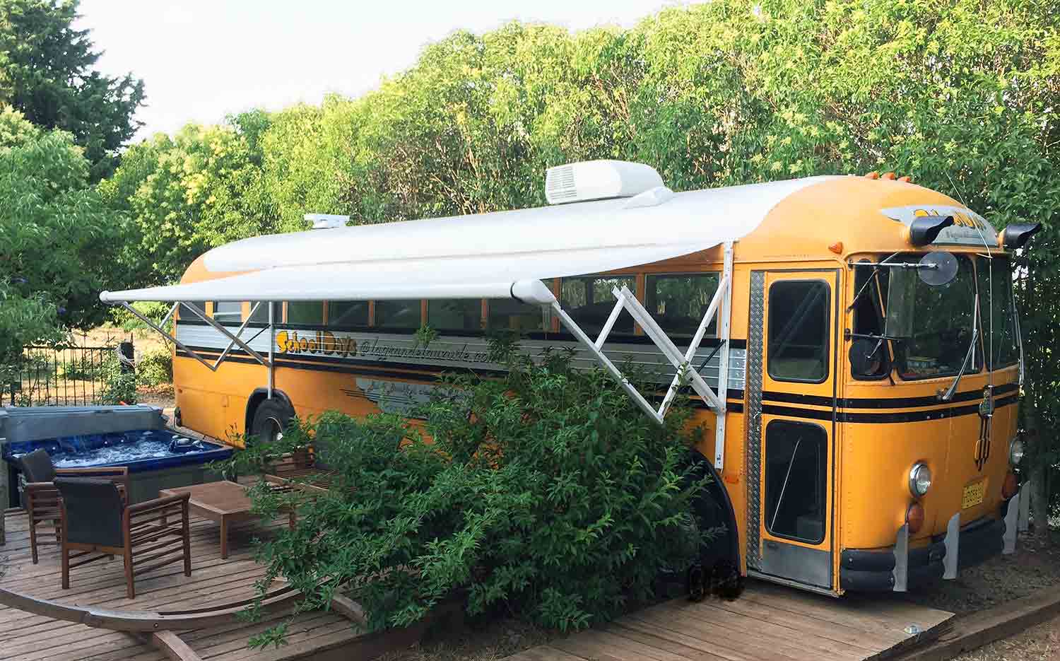 Dormir dans un school Bus hebergement insolite en provence