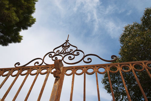 Le portail de la maison d'hôte la grande lauzade en provence