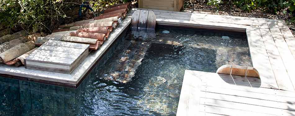 un bain à bulles dans une piscine en bois dans le var