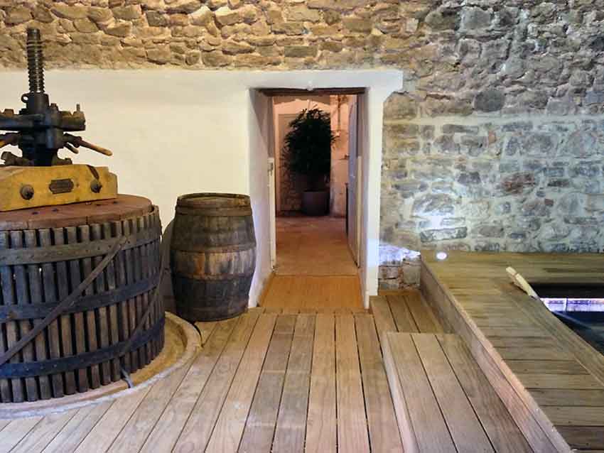 chambre d'hotes avec piscine intérieure dans une cave voutée